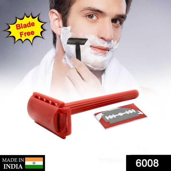 Menβs shaving razor with blade in packaging